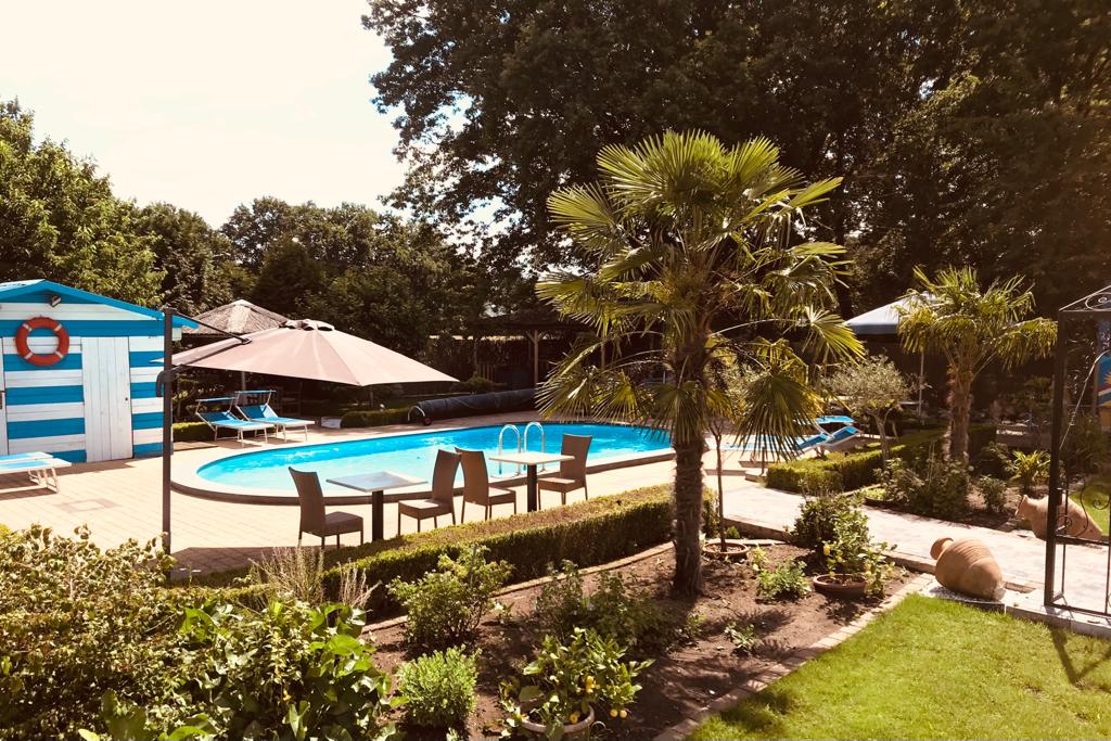 Casa Roman Fietsbar - Beautiful large garden with palm trees in Zonhoven 